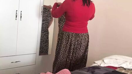 Il filme sa belle-mère voilée qui sort de la salle de bain - Porno turc