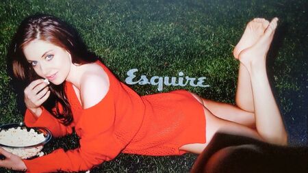Hommage au sperme sur les pieds d'Alison Brie