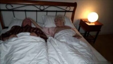 Une mamie se fait baiser