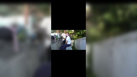 Une étudiante philippine et un professeur philippin ont des relations sexuelles dans un cimetière public