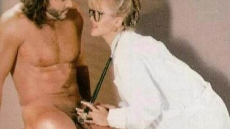 Quel est le nom de la mannequin MILF, médecin et belle-mère, qui a posé en page centrale de Playgirl ?