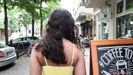 Luna Silver, une jeune Arabe amateur, se fait asperger de sperme !