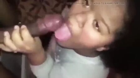 un nain en train de sucer une bite