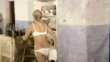 C. Alric dans un film de 1980, vêtue d'une culotte de bikini en satin blanc