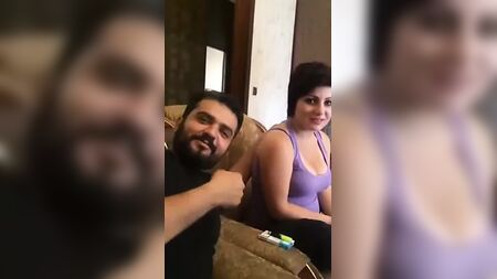 IRAN : Une jolie prostituée en train de boire avant un rapport sexuel MA