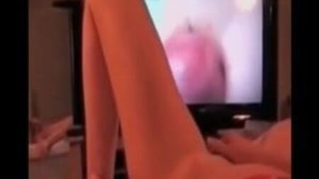 Se masturber devant un film porno