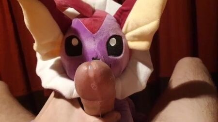 Séance de masturbation avec la peluche Pokémon Vaporeon