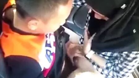 Malaisienne - jeune fille portant un tudung et une chemise à carreaux