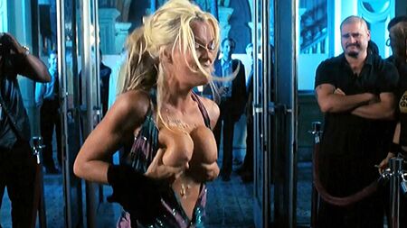 Jenny McCarthy : seins nus dans un scandale sexuel - PlanetCom
