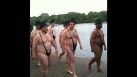 Des hommes d'âge mûr en maillot de bain string