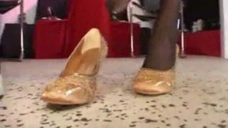Salon de chaussures lesbien - Baisée en talons