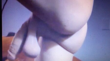 Une énorme bite flasque qui pend et des couilles de taureau
