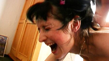 Une femme mûre se fait sodomiser par un inconnu lors d'un casting porno