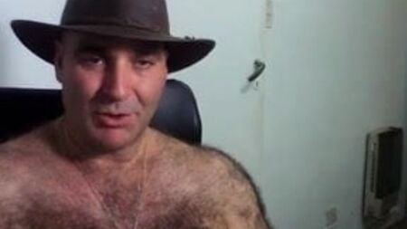 Des hommes poilus devant la webcam