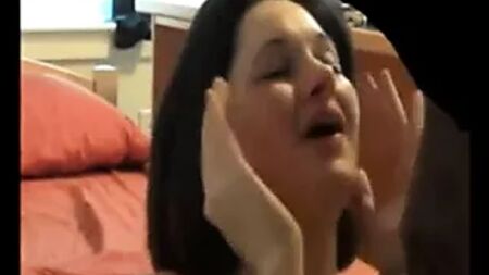 Une jeune fille qui ressemble à Jennifer Lawrence supplie qu'on lui éjacule sur le visage