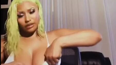 Nicki Minaj te fait craquer avec sa poitrine généreuse