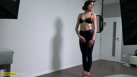 CzechCasting Zaneta - Une avalanche d'éjaculations sur un canapé blanc ! - Czech Casting Couch CzechAV MILF aux gros seins, gros seins naturels, mannequin
