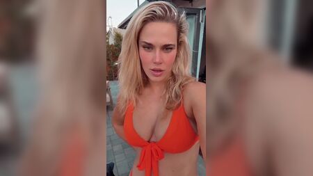 WWE - CJ Perry, alias Lana, en bikini orange