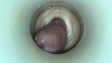Éjaculation par un homme devant la caméra