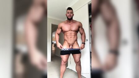 Nath Wyld, le culturiste australien au physique imposant, se montre provocant