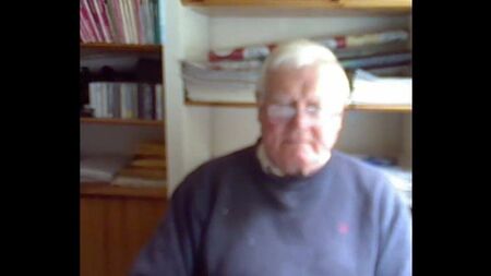 un grand-père éjacule devant la caméra