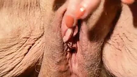 Le clitoris de mamie gonfle