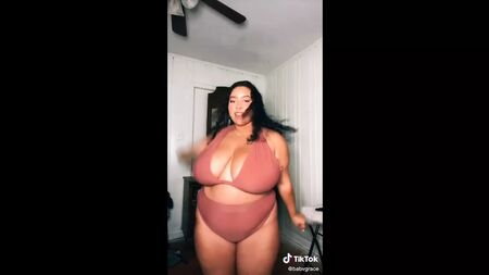 Les fans de TikTok adeptes des poitrines généreuses