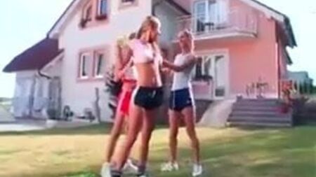 Des filles en short et baskets Adidas