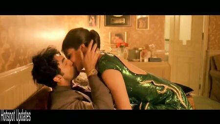 Anushka Sharma embrasse