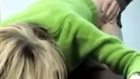 Une fille en pull vert baise dans une chambre d'hôtel
