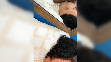 Ma tante en train de baiser sur le côté