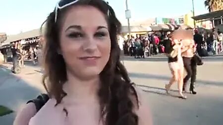 Une jeune fille baise un homme plus âgé