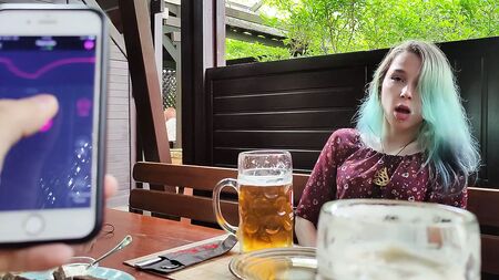 Je contrôle à distance l'orgasme de ma demi-sœur dans un bar !