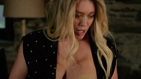 Hilary Duff - Younger (flash sur la poitrine censuré)