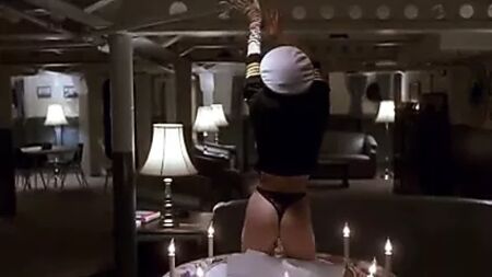 Compilation « Erika Eleniak Under Siege » (seins nus)