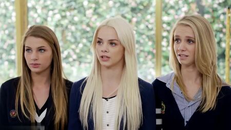 Elsa Jean, Rachel James et Sydney Cole avec trois hommes noirs