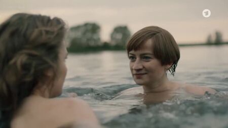 Nina Gummich, Alicia von Rittberg Nude - Lotte au Bauhaus (2019) 720p Regarder en ligne / Nina Gummich, Alicia von Rittberg - Bauhaus