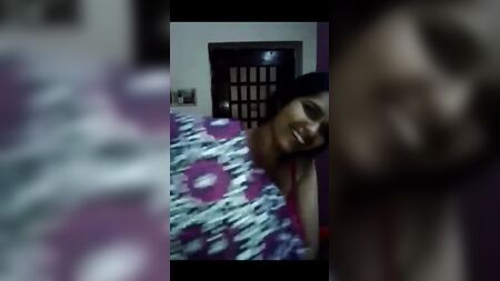 Une Tamil se change après avoir fait l'amour avec son petit ami