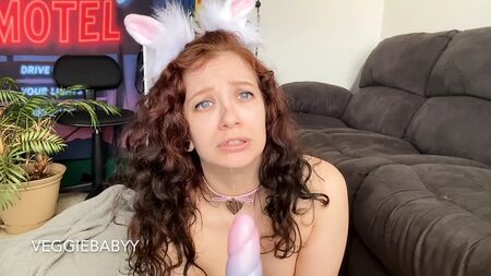 Un maître punit un petit lapin capricieux avec de gros jouets et une stimulation excessive - Vidéo porno complète de veggiebabyy