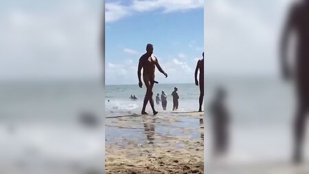 Une grosse bite hétéro sur la plage