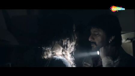 Dedh Ishqiya. Scène de baiser entre Huma Qureshi et Arshad Warsi
