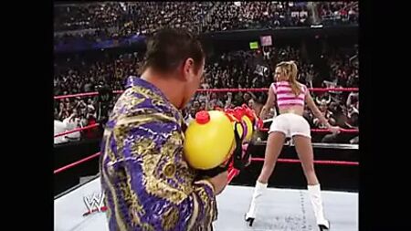 WWE - Stacy Keibler en short blanc, aspergée par un pistolet à eau