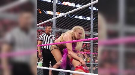 WWE - Sasha Banks se fait projeter par Charlotte Flair