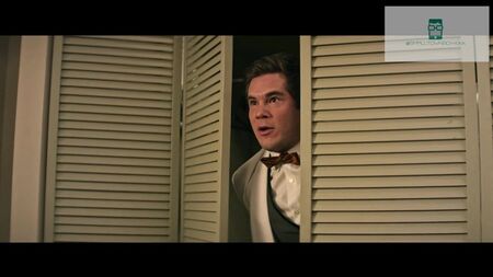 Adam Devine nu dans « Game Over Man »