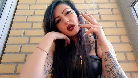Le fétichisme du tabac par la dominatrice Nika
