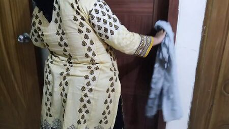 (Punjabi Aunty Ki Jabardast Chudai Apni Beta) Une tante indienne sexy se fait baiser par son beau-fils pendant qu'elle fait le ménage - Sexe hard