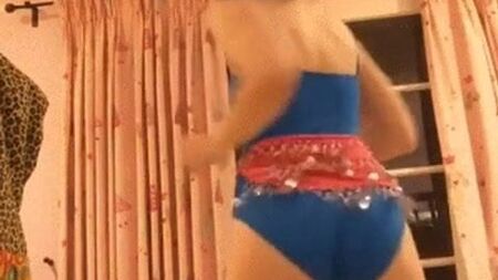 Lily Mo Sheen remue ses fesses