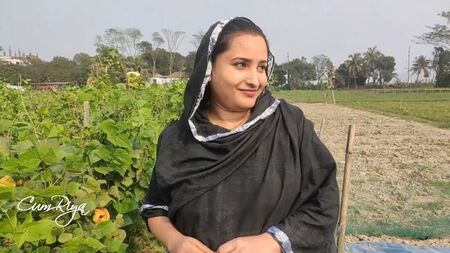 Une fille d'un village indien fait l'amour en plein air