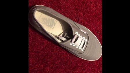 J'ai éjaculé dans les Vans grises de ma sœur