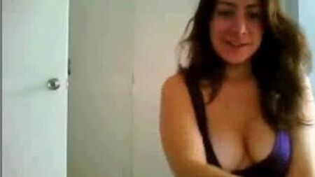 Une Brésilienne avec une amie devant la webcam